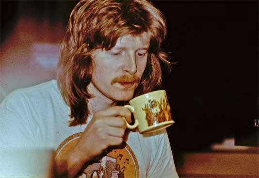 Woolly reading the tea-leaves.jpg - Woolly at Strawberry Studios during recording of the Mandalaband Eye Of Wendor album, circa 1977