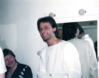 Kim_maestoso_b'stage_sm.jpg - Woolly and Kim Turner backstage on the 1981 Maestoso tour [photo from Steve Broomhead]