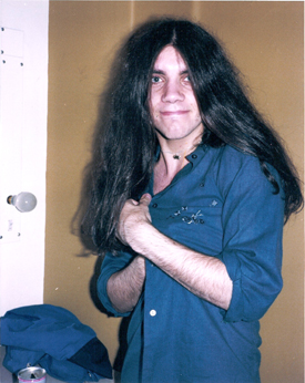 steve_maestoso_b'stagesm.jpg - Steve backstage on the 1981 Maestoso tour [photo from Steve Broomhead]