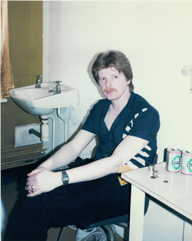 woolly_maestoso_b'stage_sm.jpg - Woolly backstage on the 1981 Maestoso tour [photo from Steve Broomhead]