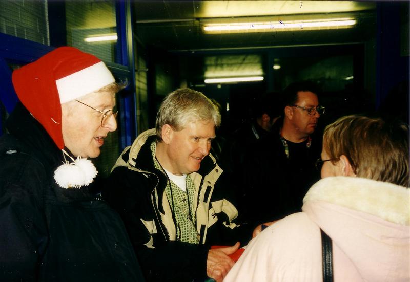 6-12-2000, John and Santa in Oldenburg, photo Greg Lellek.jpg - Oldenburg, Weser Ems Halle, 6th December, 2000 [photo: Greg Lellek]